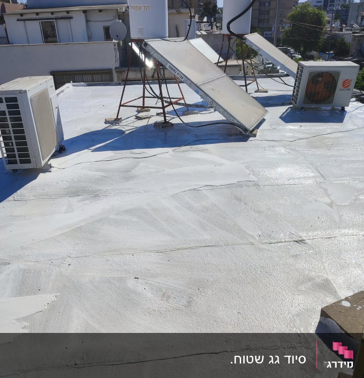 גג אטום עם חומר לבן ומזגנים